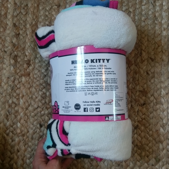 Hello Kitty Cassette Retro Plush Blanket Throw NEW - Picture 4 of 4